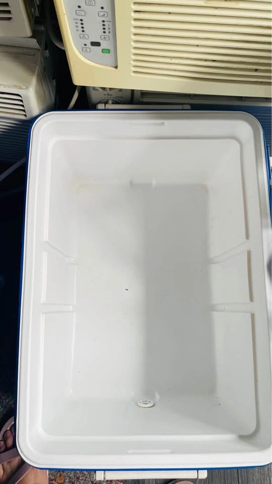 Large ice box in great condition, broken hinge, Scarborough - photo 5