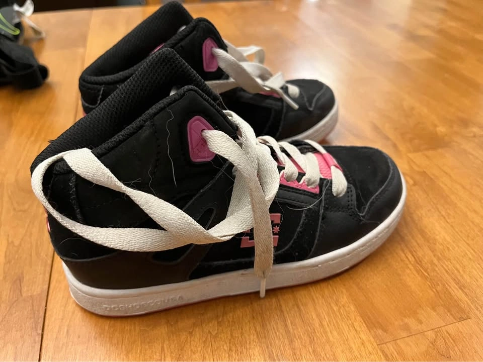 Pink and Black DC shoes size 3 - photo 2