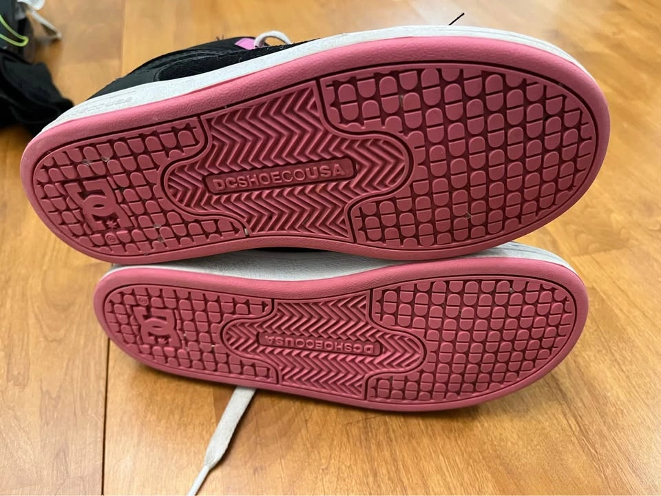 Pink and Black DC shoes size 3 - photo 3