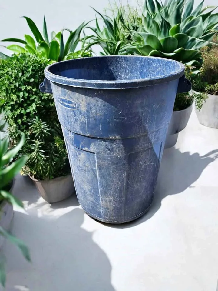 Rubbermaid 32 Gallon Trash Can bin No Lid thumbnail