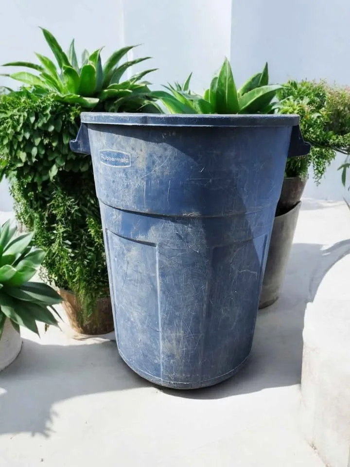 Rubbermaid 32 Gallon Trash Can bin No Lid image indicator(3)