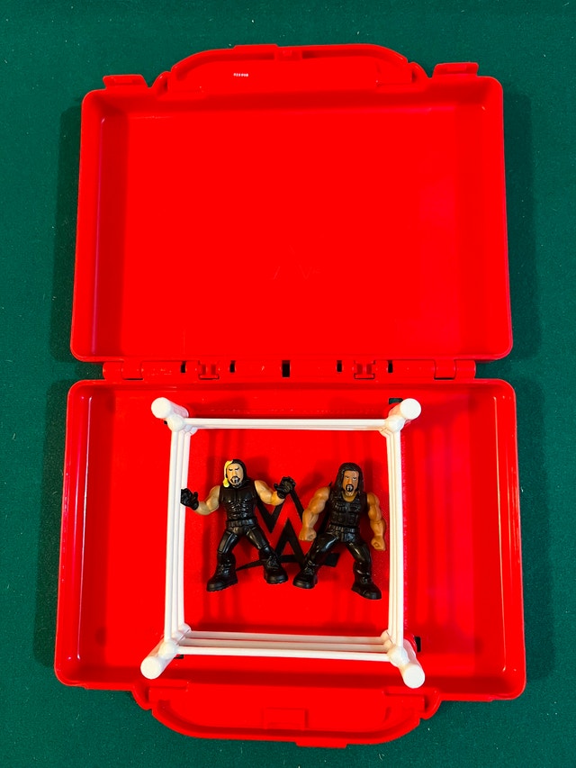 WWE Mighty Minis Portable Wrestling Ring with 2 Mini Figures
