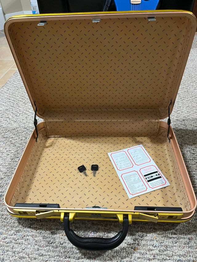 WWE Money In The Bank Gold Replica Wrestling Briefcase With Keys - photo 5