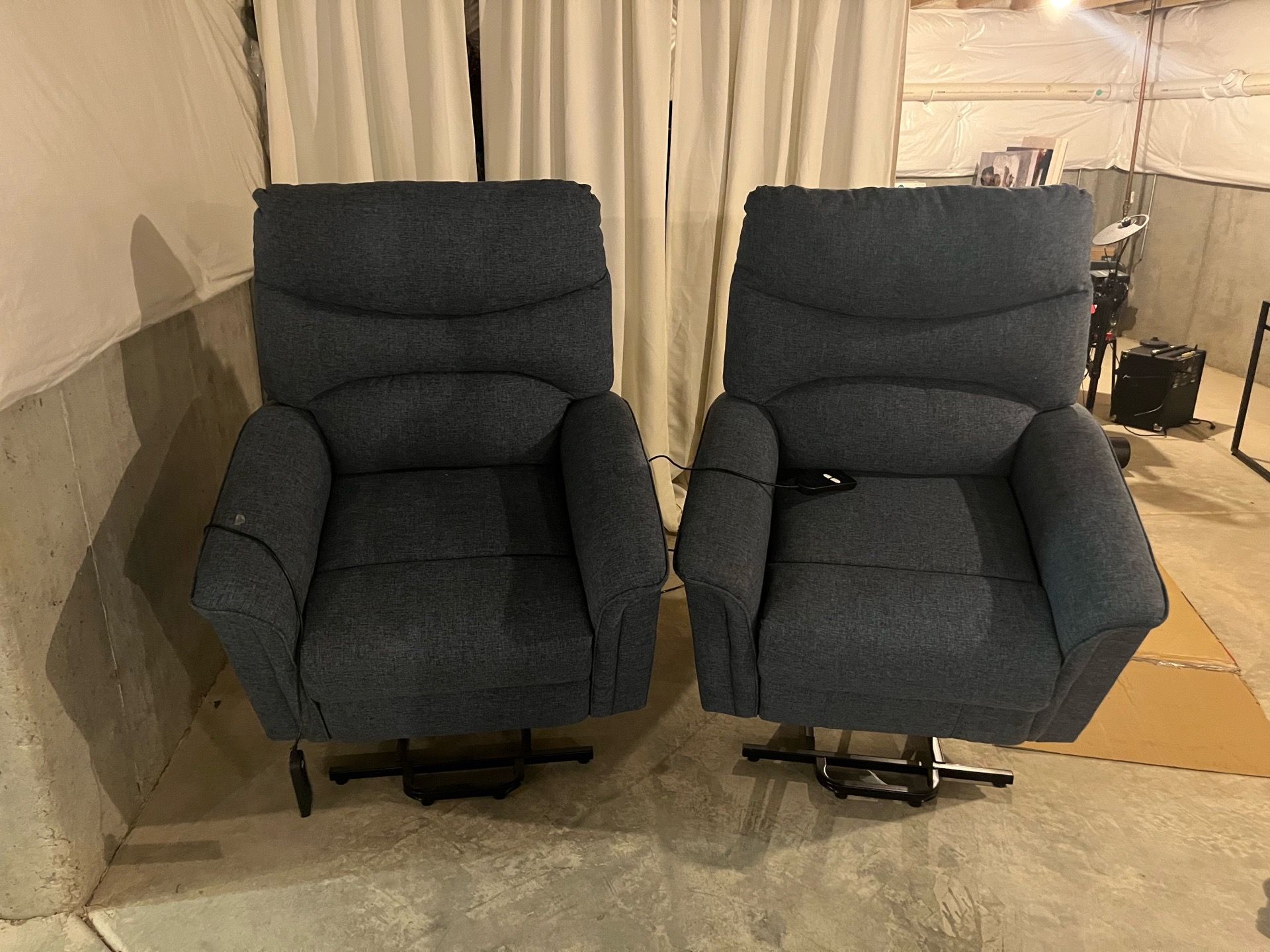2 Barcalounger Power Lift Recliner Chairs - photo 3