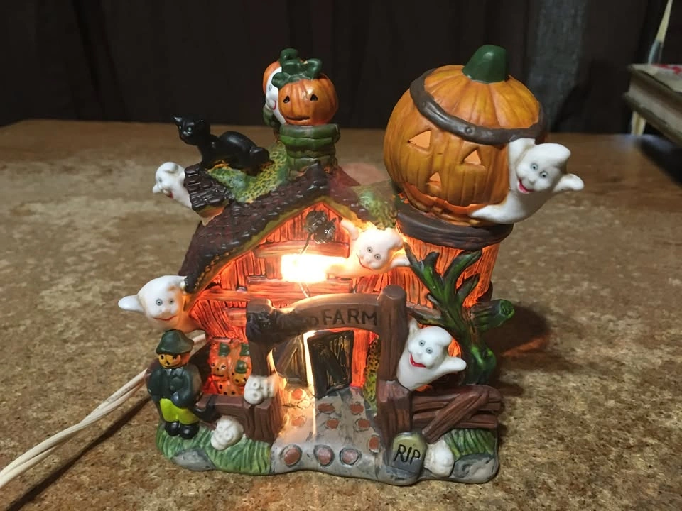 HALLOWEEN VILLAGE DEAD FARM BARN LIGHTED HALLOWEEN DECOR - photo 2