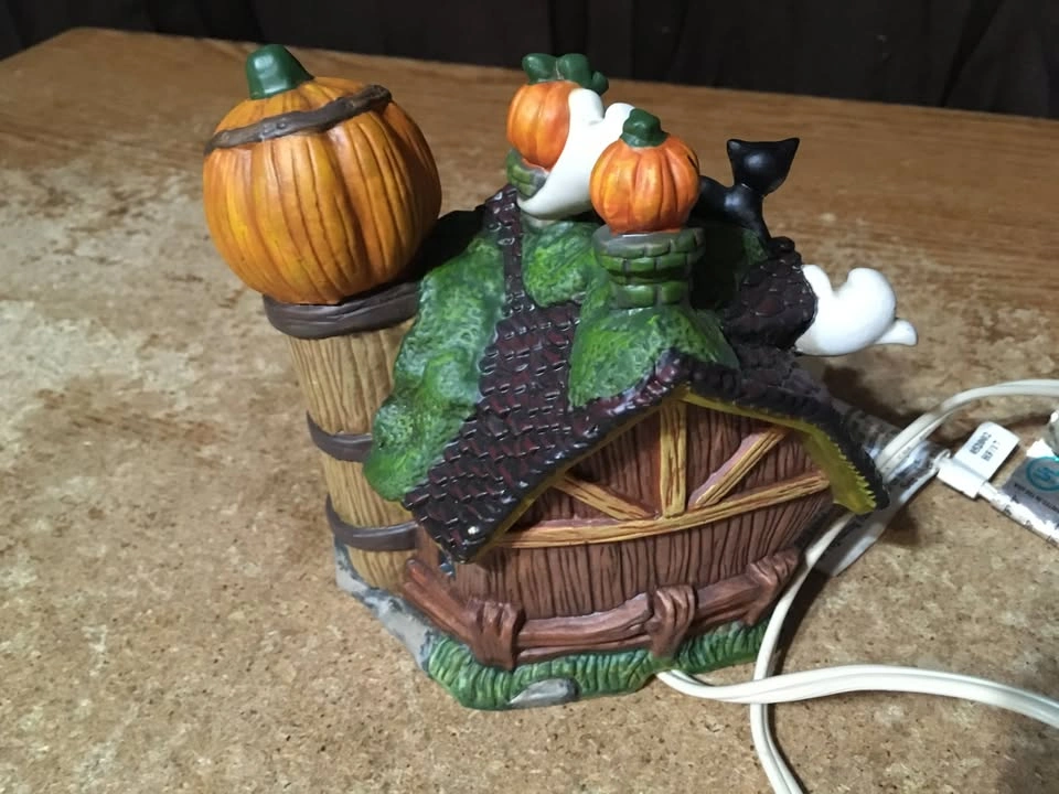 HALLOWEEN VILLAGE DEAD FARM BARN LIGHTED HALLOWEEN DECOR - photo 3