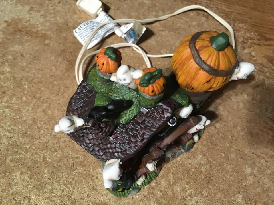 HALLOWEEN VILLAGE DEAD FARM BARN LIGHTED HALLOWEEN DECOR - photo 4