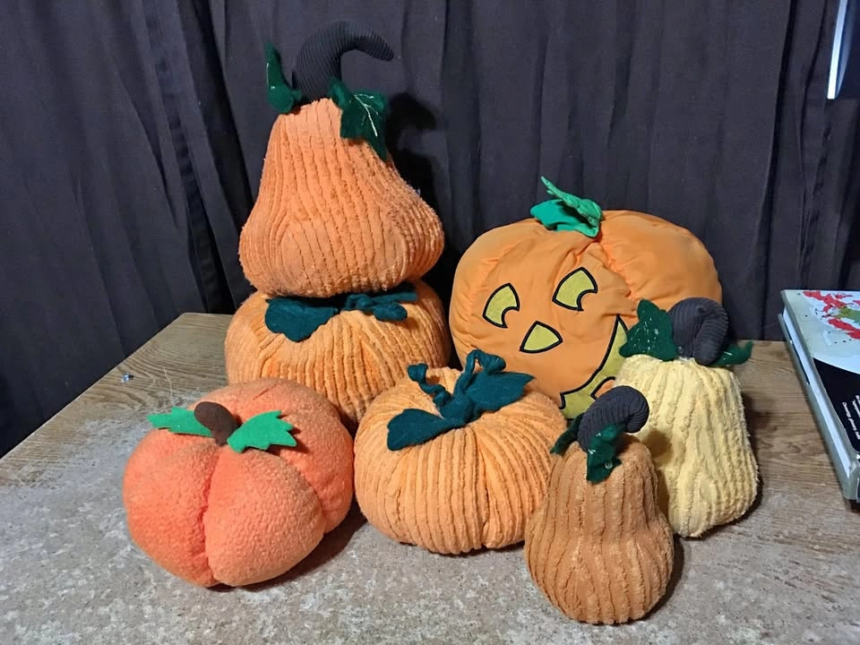 LOT OF 7 PLUSH PUMPKINS SQUASH JACK O LANTERN HALLOWEEN