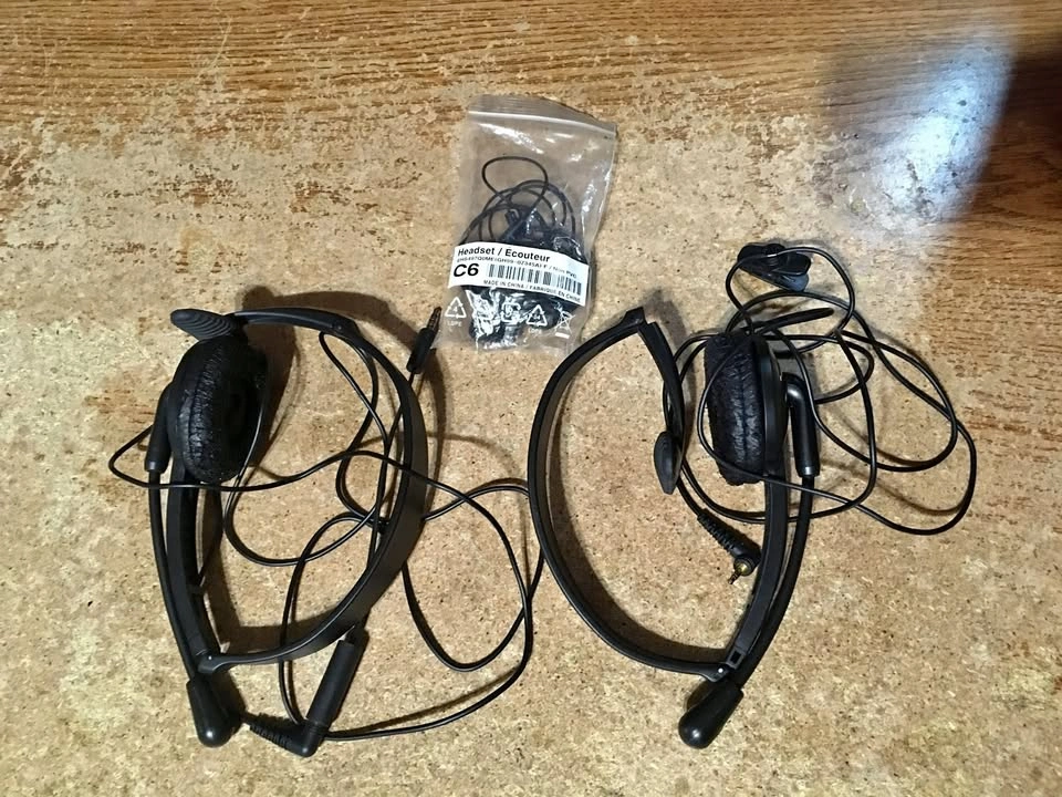 LOT OF 2 ADJUSTABLE HEADSET MICROPHONE & CLIP, 3.5 & 2.5 MM HEAD