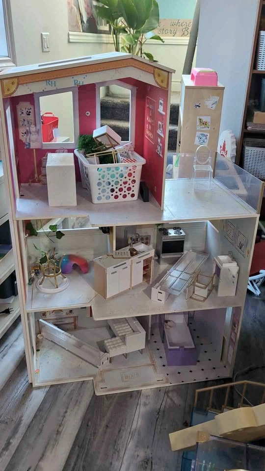 Rainbow high Doll house with pool and dolls