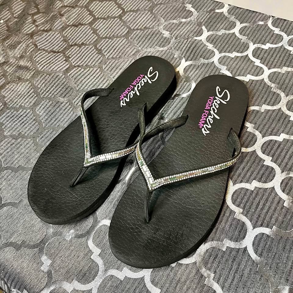 Skechers Yoga Foam Sandals Size 10