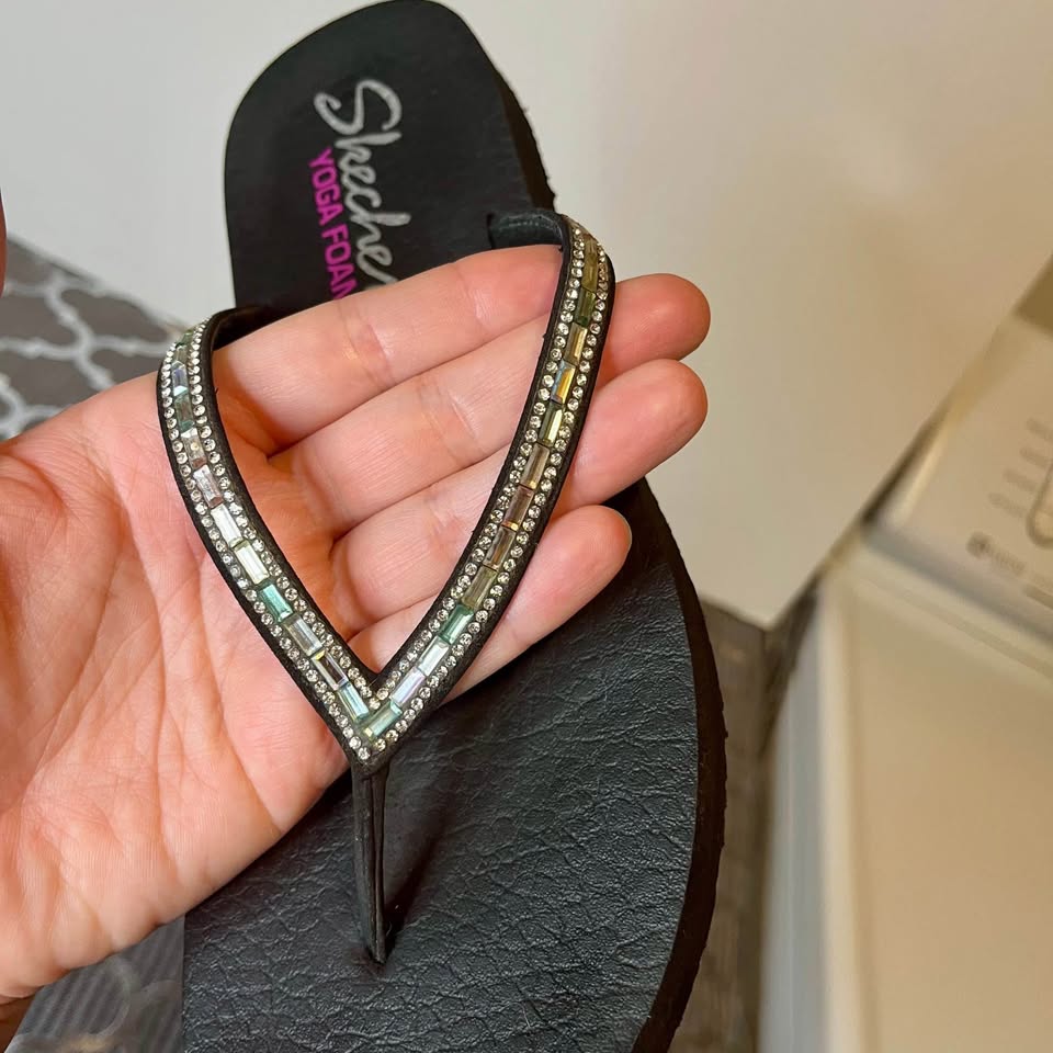Skechers Yoga Foam Sandals Size 10 - photo 4