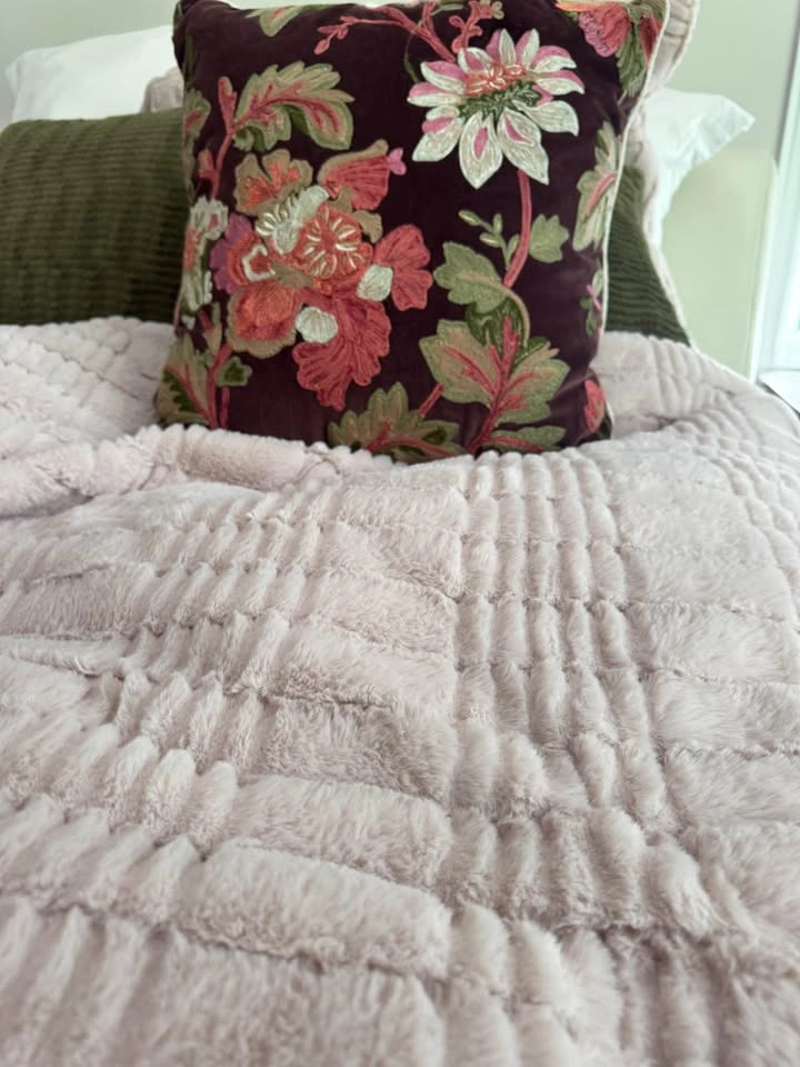 Lush Dusty Rose Pink 3-Piece Comforter Set + 3 throw pillows - photo 4