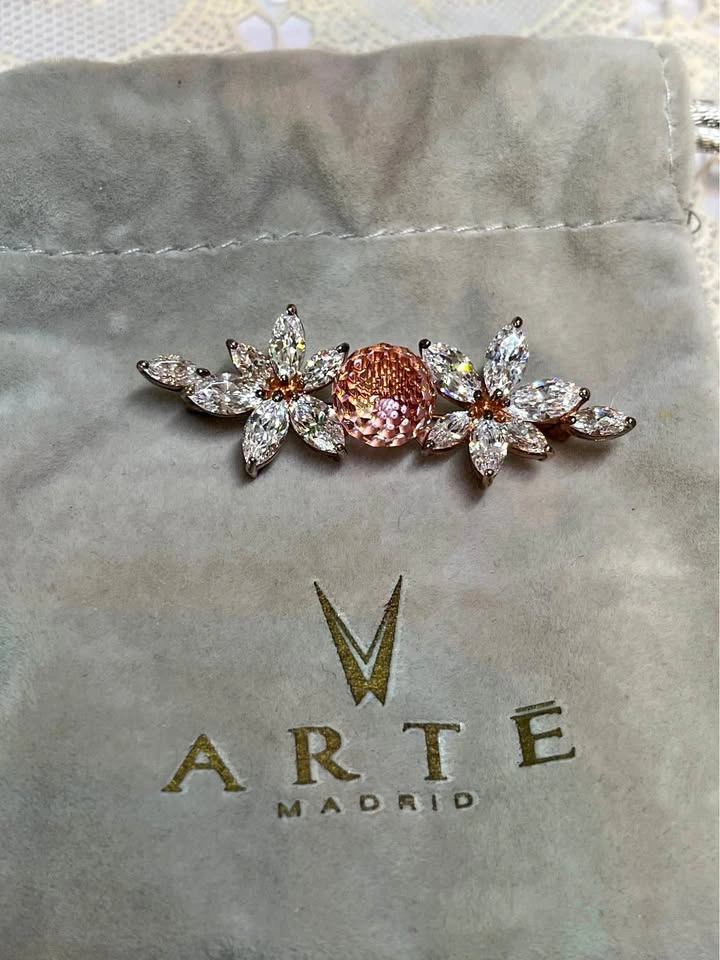 ARTĒ Madrid Sparkling Flower Brooch