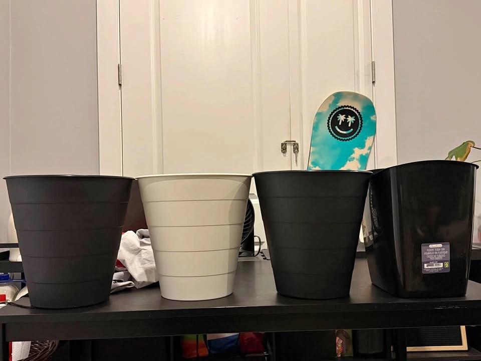 4 Plastic Bins / Trash Cans