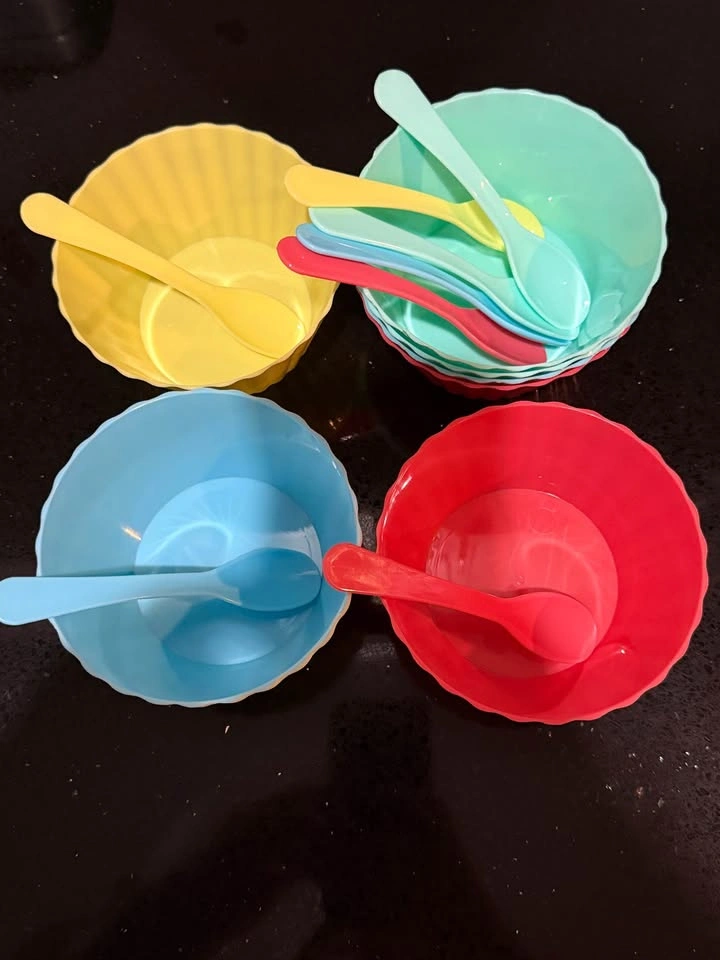 Colorful plastic bowls and spoons set for ice cream - photo 2
