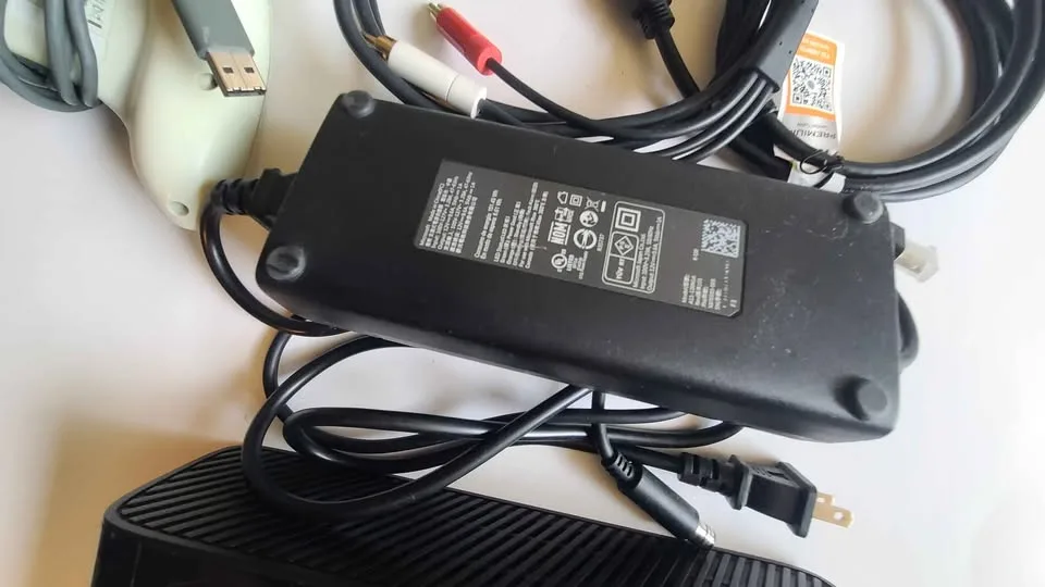 Xbox 360 E Bundle — Controller + Black Ops COD Game image indicator(5)