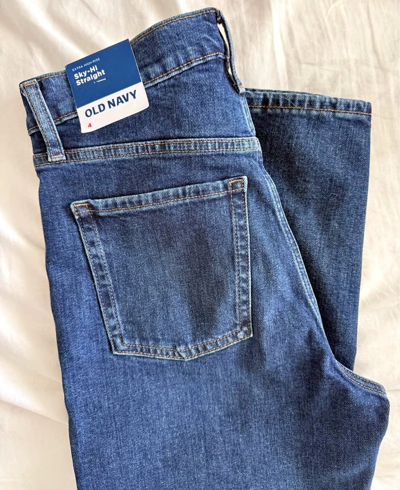 New: Old Navy Women’s Extra High Rise Sky-Hi Straight Jeans