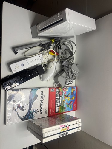 White Nintendo Wii Console RVL-001 W/Super Mario Bros TESTED