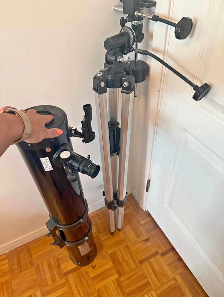 Bushnell Reflector Telescope with Tripod