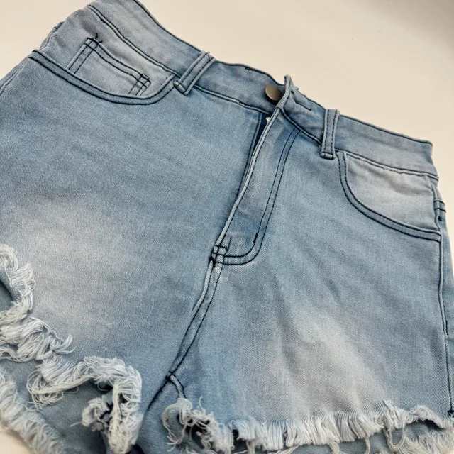 SHEIN Denim Shorts - US 6, Light Wash, Frayed Hem image indicator(3)