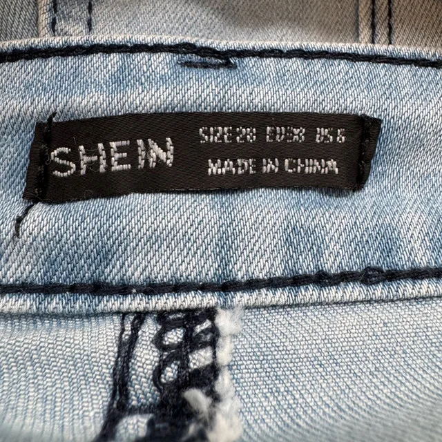 SHEIN Denim Shorts - US 6, Light Wash, Frayed Hem image indicator(4)