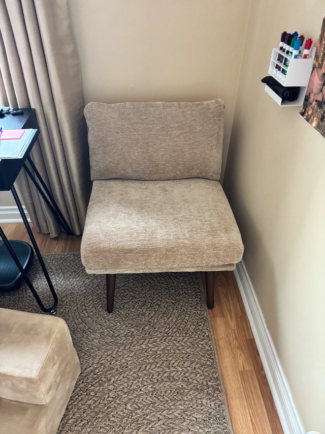 Modern Accent Chair – Cream Fabric