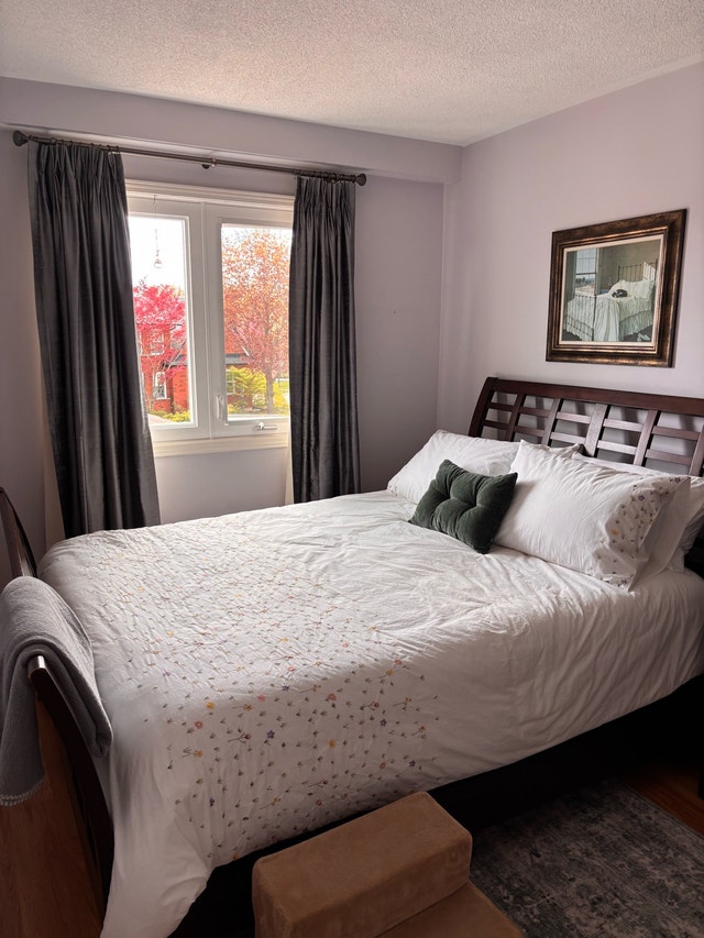 Wood Queen Bedroom Set – Bed, 5-Drawer Chest & Nightstand