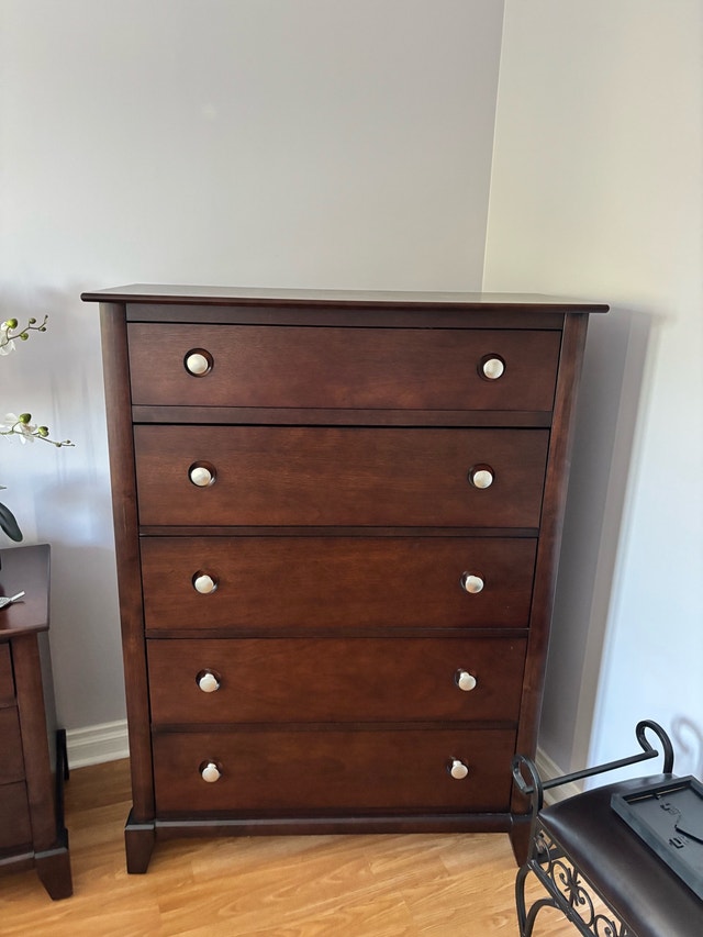 Wood Queen Bedroom Set – Bed, 5-Drawer Chest & Nightstand - photo 2
