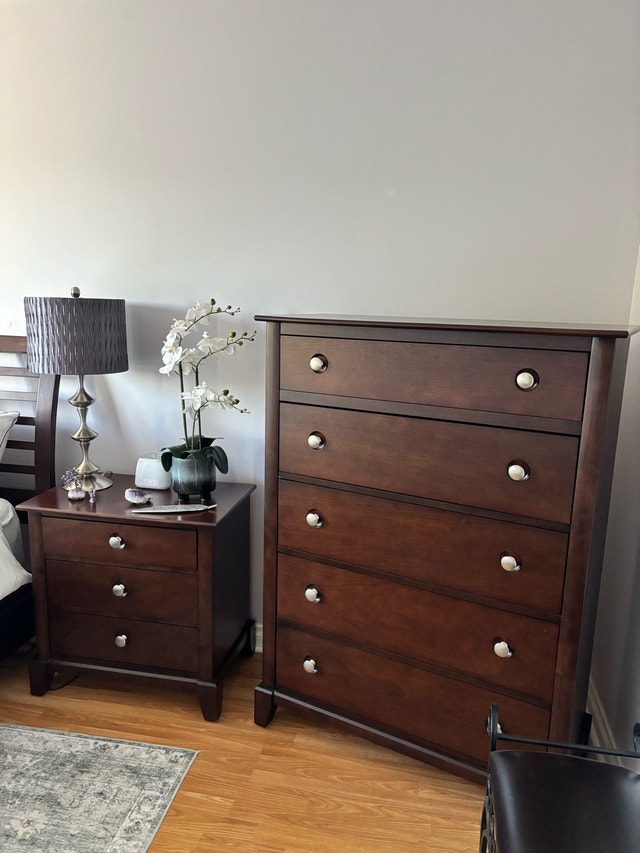 Wood Queen Bedroom Set – Bed, 5-Drawer Chest & Nightstand - photo 3