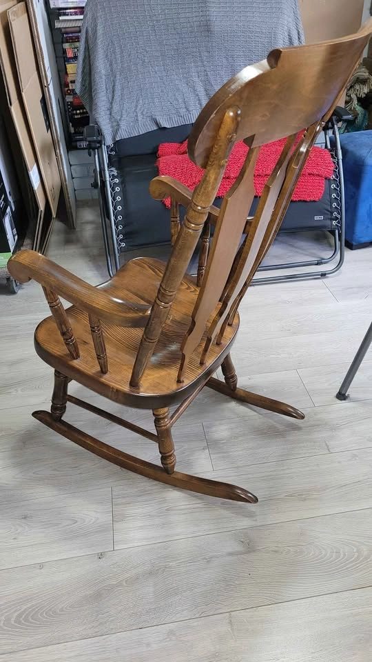 solid wood Windsor-style rocking chair - photo 2