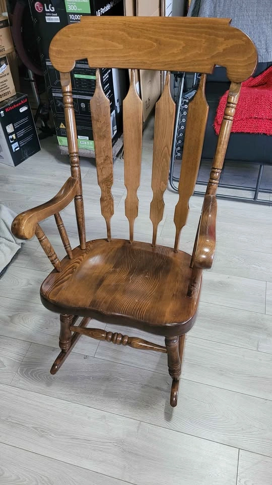 solid wood Windsor-style rocking chair - photo 3