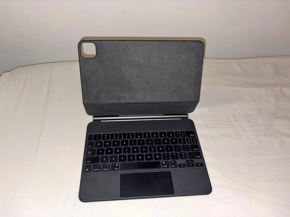 Apple Magic Keyboard for iPad Air 11” - Black - Excellent Condit