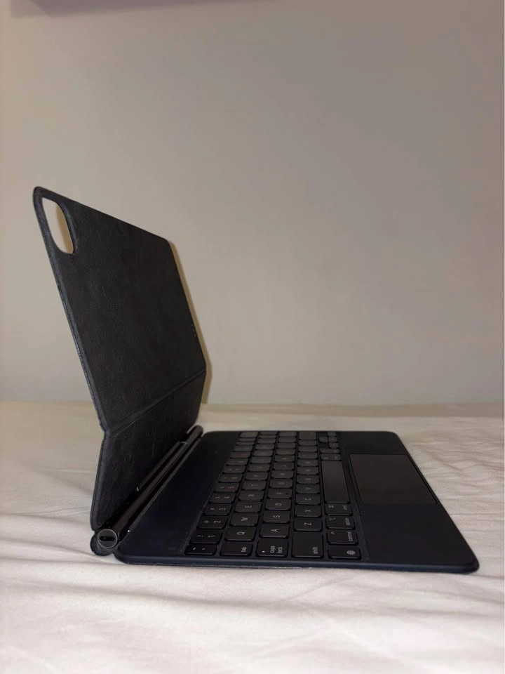 Apple Magic Keyboard for iPad Air 11” - Black - Excellent Condit - photo 5