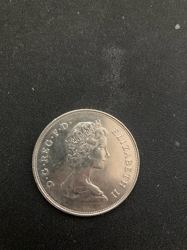 1981 Prince of Wales and Lady Diana Coin - photo 2