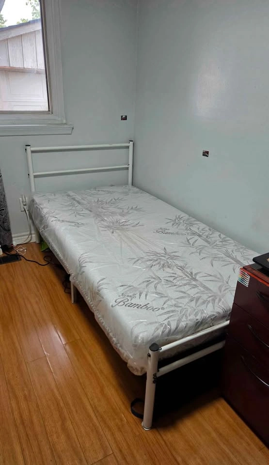white metal twin-size bed frame & mattress