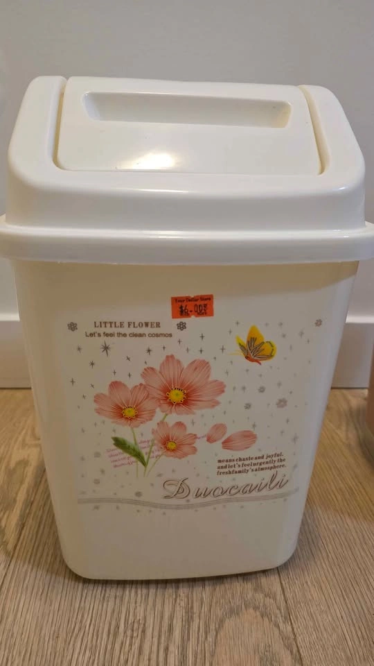 Set of 4 Plastic Trash Bins - photo 3