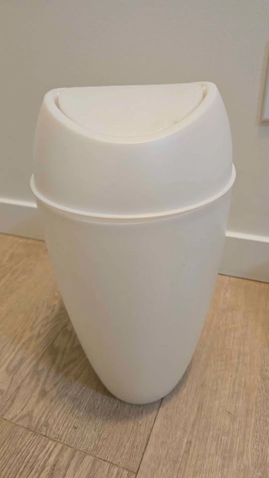 Set of 4 Plastic Trash Bins - photo 4