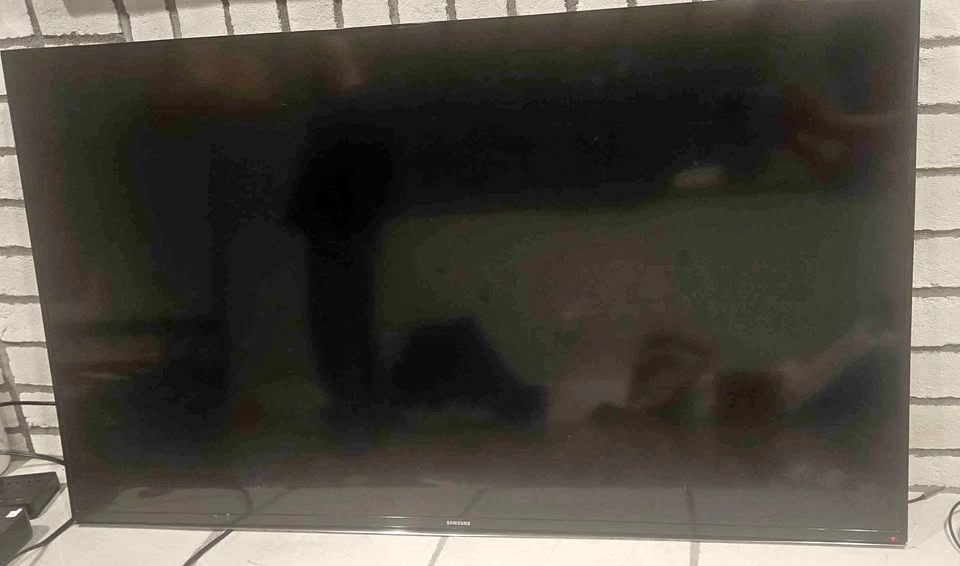 Samsung 42" Smart TV + Wall Mount