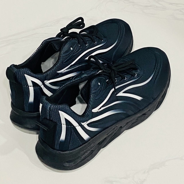 Men's Breathable Sports Shoes! Size 10