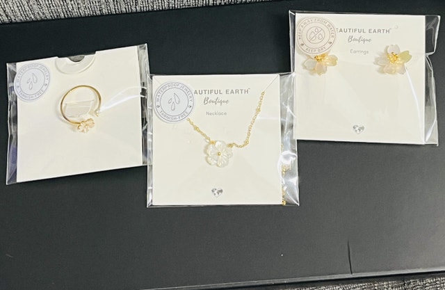 Beautiful Earth Boutique Jewellery Set!