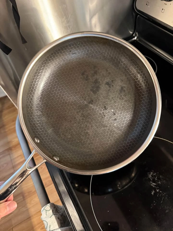 Hexclad 10 in Frying Pan with Lid - photo 2