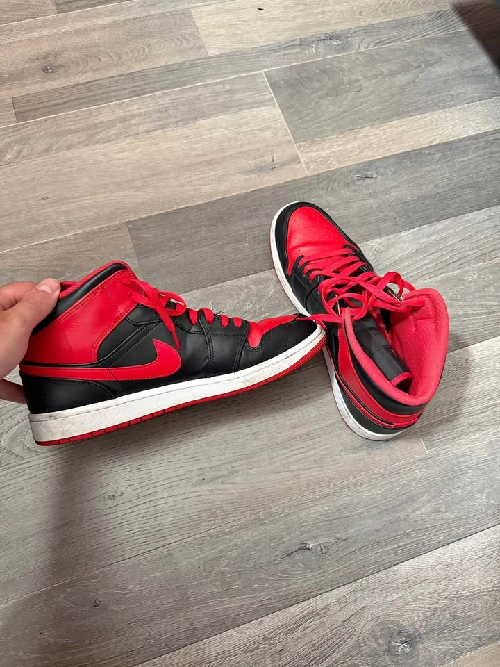 Jordan 1 Mid alternate Bred