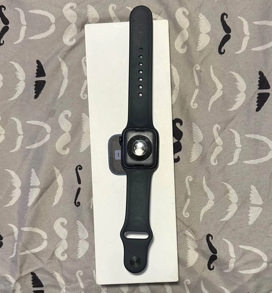 Apple Watch SE (44mm) GPS - Excellent Condition - photo 2