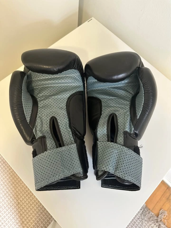 Boxing gloves - like new! - photo 2