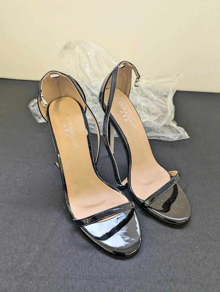NEW - CUMANDUO Patent Heels – Size 5.5