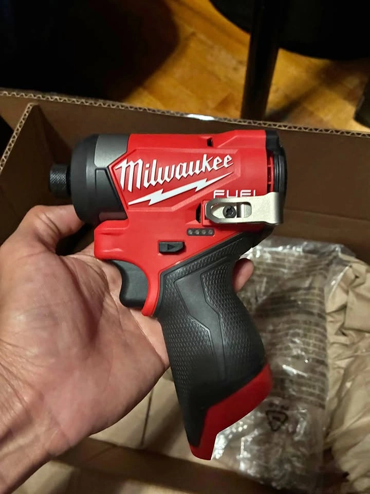 Milwaukee m12 3452-20 impact driver