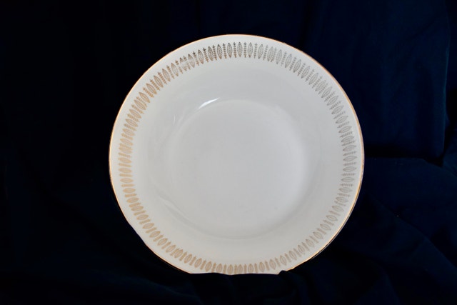 Vintage Royal Knight 9" Serving Bowl - 22ct Gold Wheat Rim