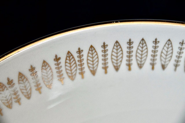 Vintage Royal Knight 9" Serving Bowl - 22ct Gold Wheat Rim - photo 2