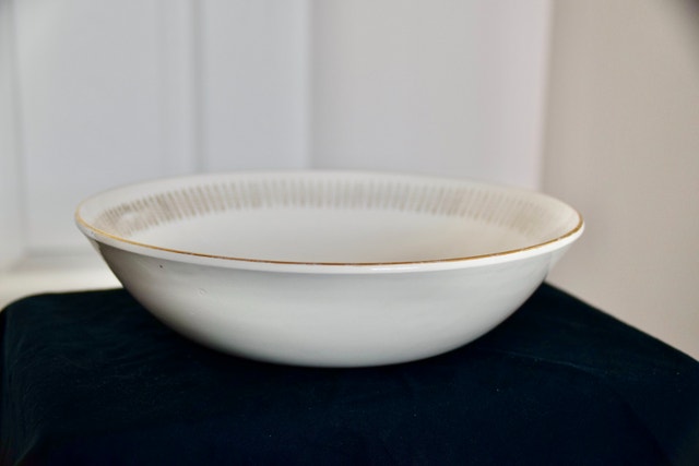 Vintage Royal Knight 9" Serving Bowl - 22ct Gold Wheat Rim - photo 3